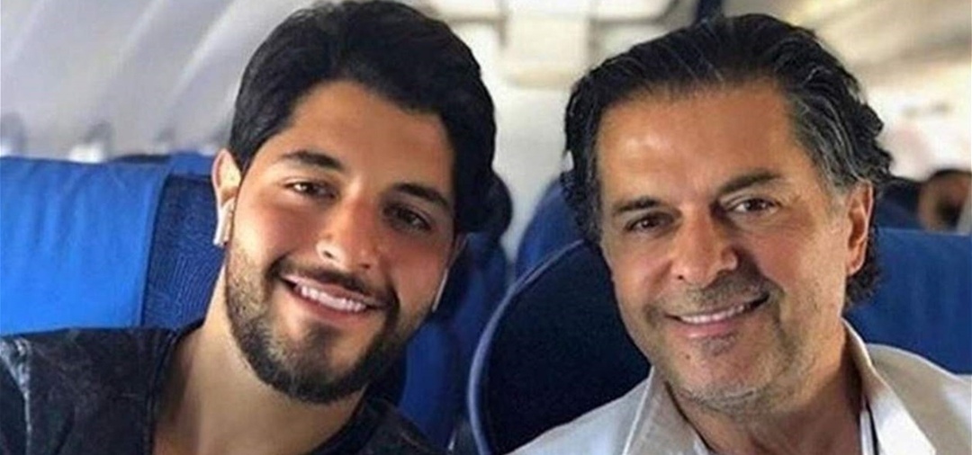 راغب و ولده خالد في الطائرة متجهين لقضاء العطلة في السعودية&nbsp;