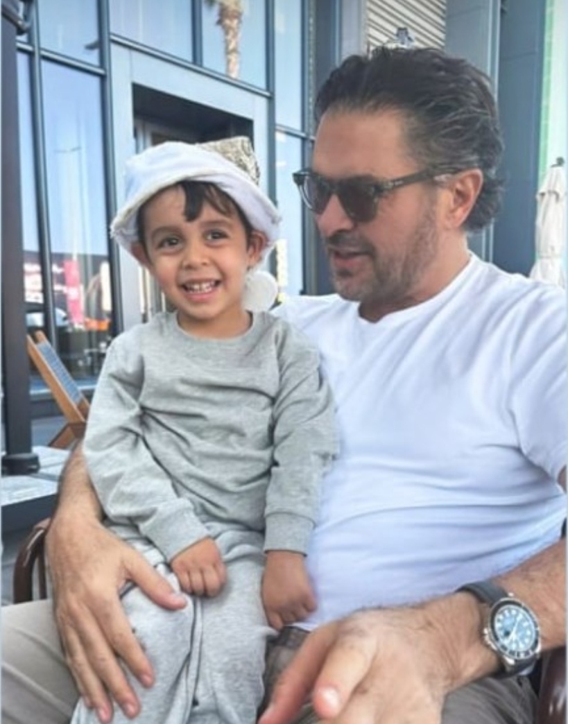 صورة من حساب إنستغرام راغب مع ابن أخيه خضر&nbsp;