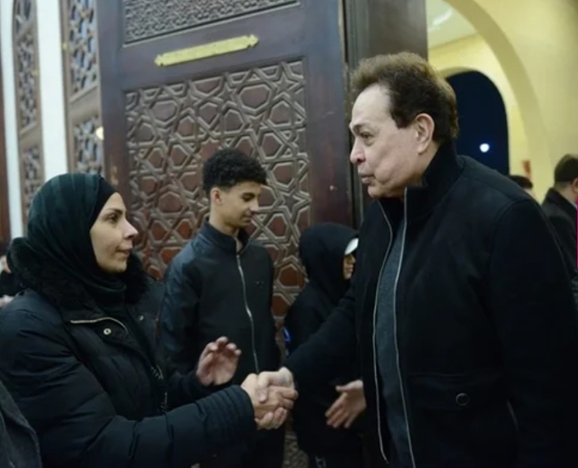الفنان حكيم يقوم بواجب العزاء&nbsp;