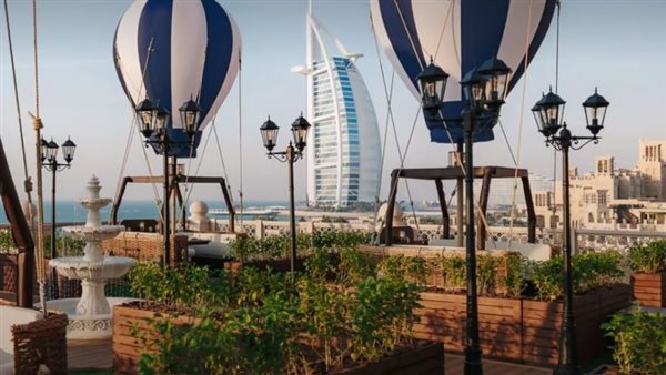تجربة الطعام على متن المناطيد 