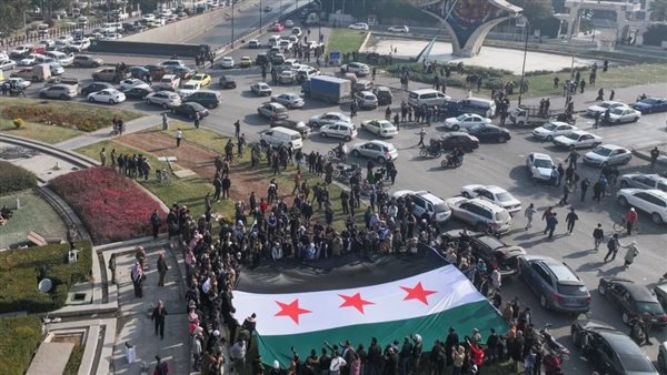 الشعب السوري يرفع علم الثورة 