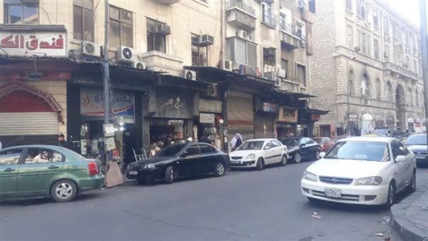 بعض المحلات في سوق تجاري في العاصمة دمشق 