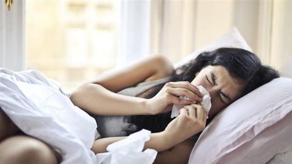 فتاة تعاني من أعراض الإنفلونزا 