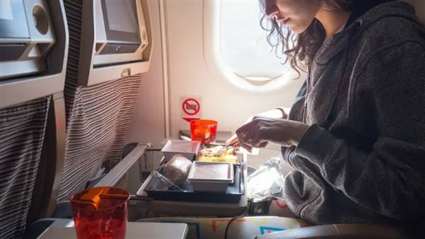 تناول وجبات الطعام على متن الطائرة التي 