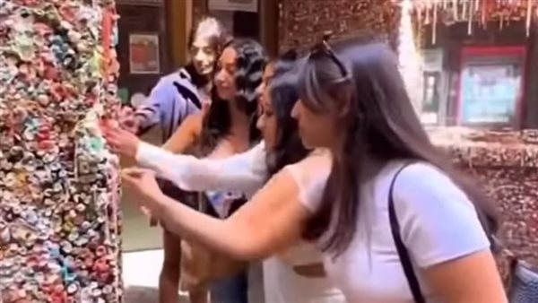 وضع العلكة على الحائط من قبل السياح 
