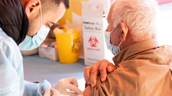 إعطاء منظمة الصحة العالمية لقاح الإنفلونزا لكبار السن 