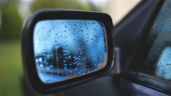 المطر على مرآة السيارة 