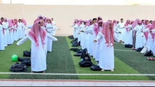 طلاب المدارس في السعودية يرتدون الثوب و الغترة 