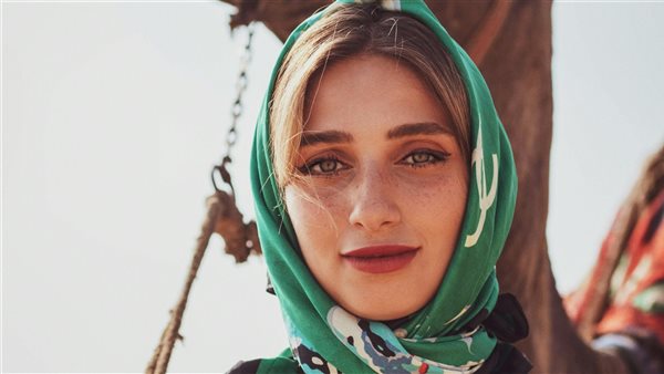 سائحة في رحلة سفاري في السعودية 
